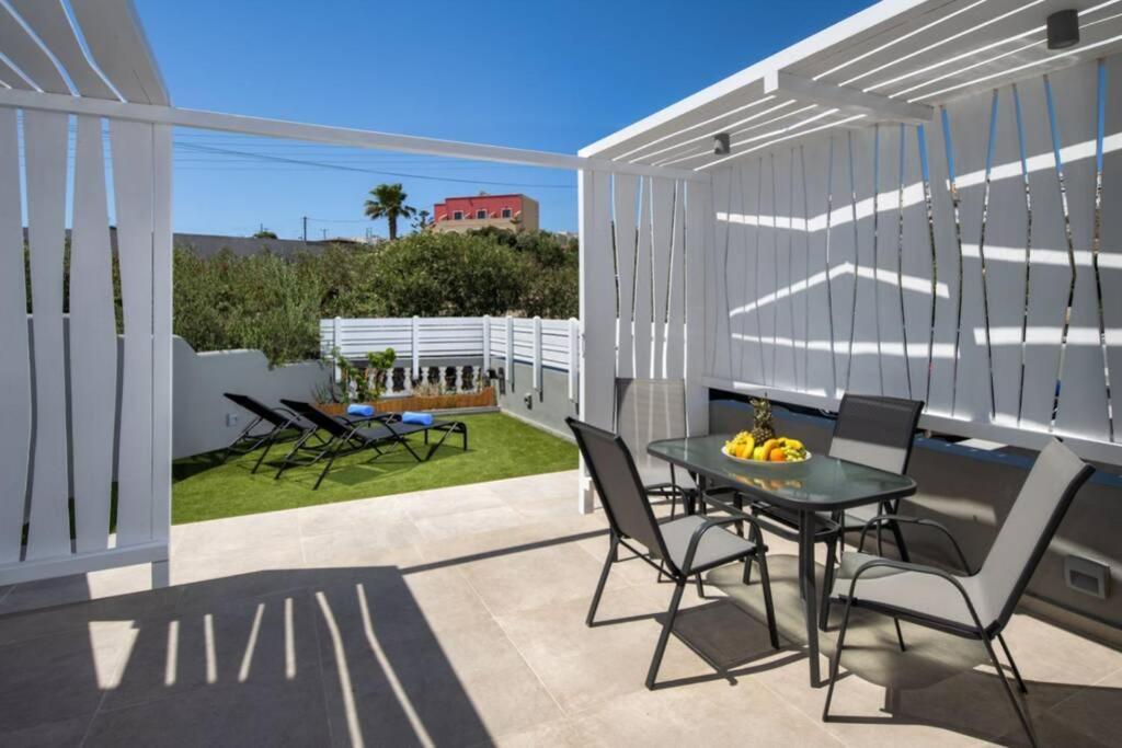 Christianna & George Luxury Hot Tub Apartment Fira  Exterior photo