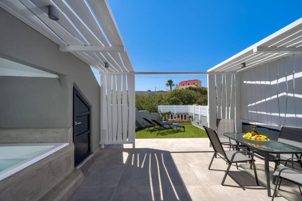 Christianna & George Luxury Hot Tub Apartment Fira  Exterior photo