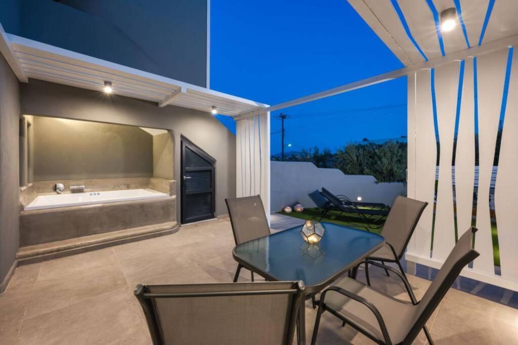 Christianna & George Luxury Hot Tub Apartment Fira  Exterior photo