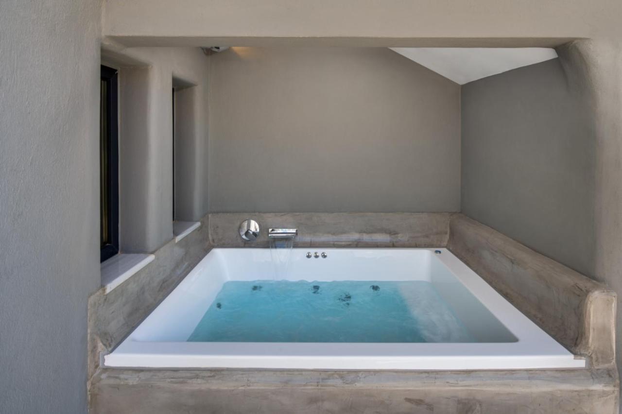 Christianna & George Luxury Hot Tub Apartment Fira  Exterior photo